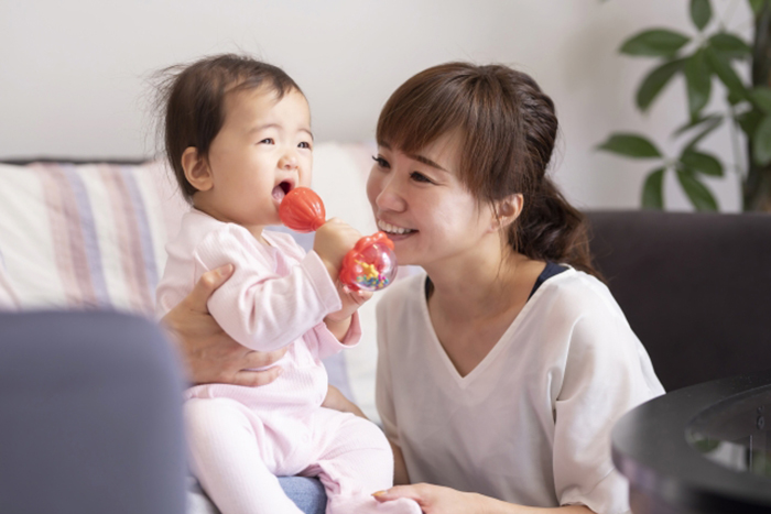 おもちゃに付いた飛沫は洗剤を使って水洗いする